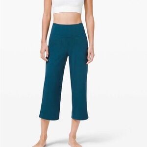 Lululemon sz 4 Align Wide Leg Super-High-Rise Crop 23"
Blue Borealis great cond